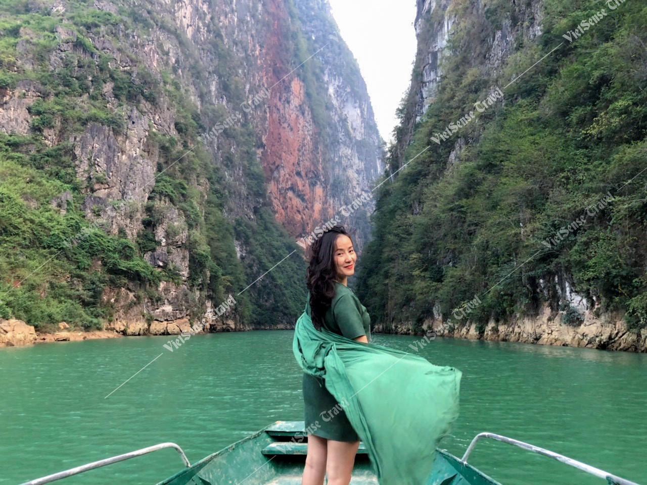 Du Thuyền Trên Hẻm Tu Sản - Dòng Xanh Nho Quế