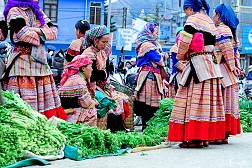 Khám phá vẻ đẹp muôn sắc của chợ phiên Đồng Văn khi du lịch Hà Giang
