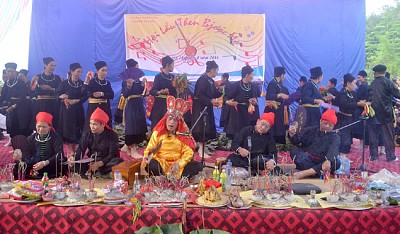 Hội Lẩu Then- Chợ Phiên ở Hà Giang Hội Lẩu Then- Chợ Phiên ở Hà Giang