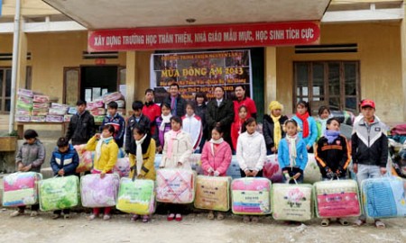 Nhóm 8X Hà Giang Tặng Quà Xã Tùng Vài - Quản Bạ Nhóm 8X Hà Giang Tặng Quà Xã Tùng Vài - Quản Bạ