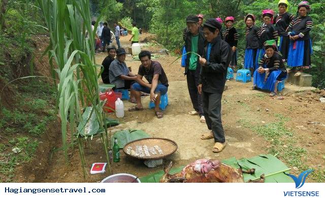 Lễ cúng thần rừng được tổ chức bởi người Py Péo