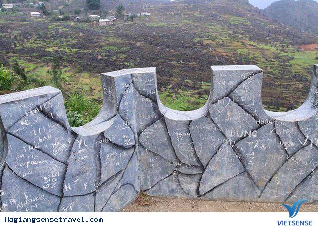 Đèo Mã Pì Lèng Bị Vẽ Bậy - Ý Thức Của khách thăm quan Ở Đâu - Ảnh 1 Đèo Mã Pì Lèng Bị Vẽ Bậy - Ý Thức Của khách thăm quan Ở Đâu - Ảnh 1