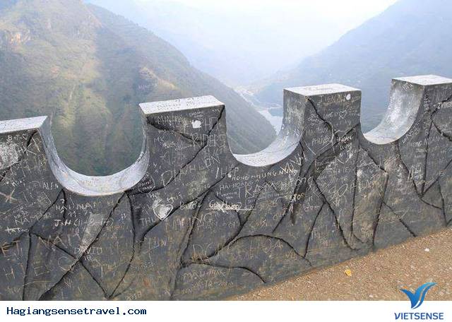 Đèo Mã Pì Lèng Bị Vẽ Bậy - Ý Thức Của khách thăm quan Ở Đâu - Ảnh 3 Đèo Mã Pì Lèng Bị Vẽ Bậy - Ý Thức Của khách thăm quan Ở Đâu - Ảnh 3