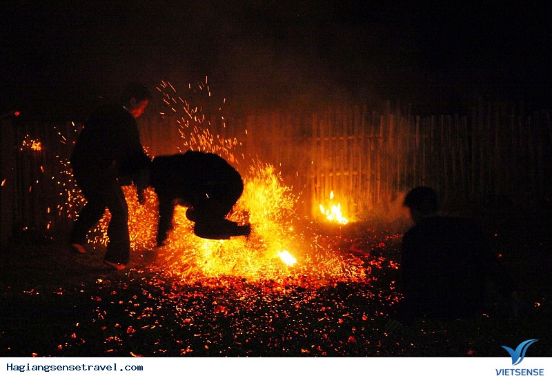 Khám Phá Lễ Hội Nhảy Lửa Pà Thẻn Ở Hà Giang - Ảnh 1 Khám Phá Lễ Hội Nhảy Lửa Pà Thẻn Ở Hà Giang - Ảnh 1