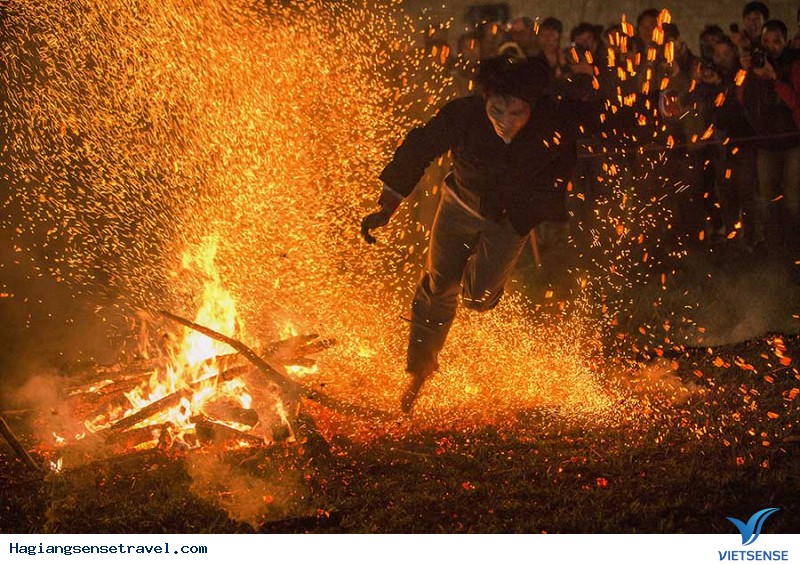 Khám Phá Lễ Hội Nhảy Lửa Pà Thẻn Ở Hà Giang - Ảnh 3 Khám Phá Lễ Hội Nhảy Lửa Pà Thẻn Ở Hà Giang - Ảnh 3
