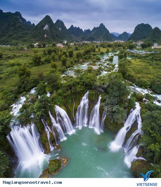 Thác Bản Giốc là một trong những thác nước đẹp nhất Việt Nam. Hãy cùng khám phá hình ảnh đẹp lung linh của thác với những dòng nước xanh ngắt chảy một cách êm ái.