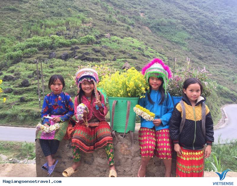 Ấm lòng với những nụ cười trong veo của những đứa trẻ miền rẻo cao Hà Giang - Ảnh 1