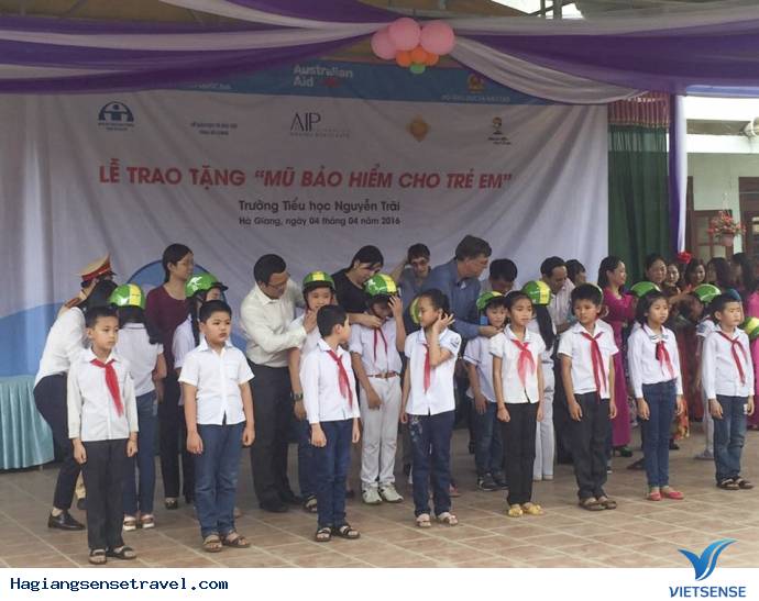 Đại Sứ Quán Úc Trao 1000 Mũ Bảo Hiểm Cho Học Sinh Hà Giang - Ảnh 1 Đại Sứ Quán Úc Trao 1000 Mũ Bảo Hiểm Cho Học Sinh Hà Giang - Ảnh 1