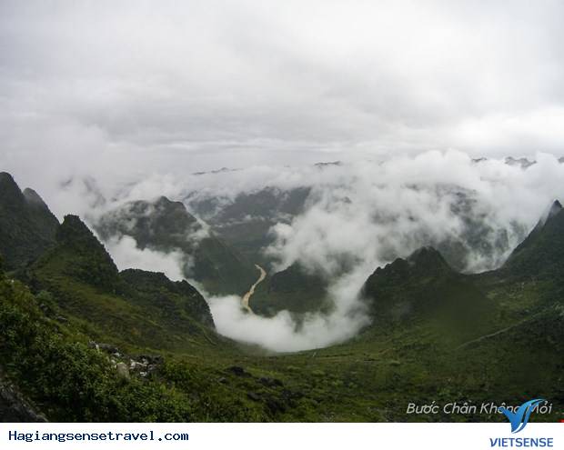Đến Hà Giang Ngắm Mây Luồn Trên Đỉnh Mã Pì Lèng - Ảnh 1