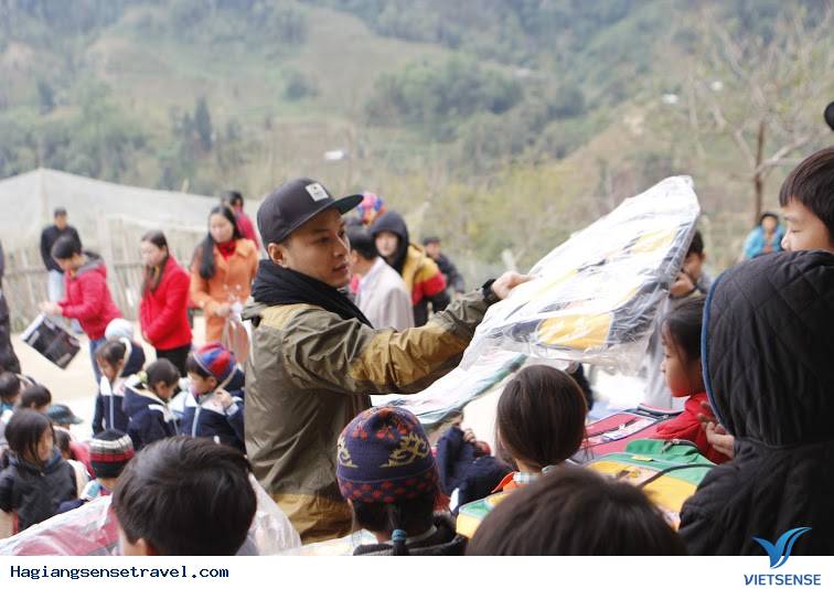 Diễn Viên Hồng Đăng Mang Nụ Cười Lên Cao Nguyên Đá - Ảnh 3 Diễn Viên Hồng Đăng Mang Nụ Cười Lên Cao Nguyên Đá - Ảnh 3