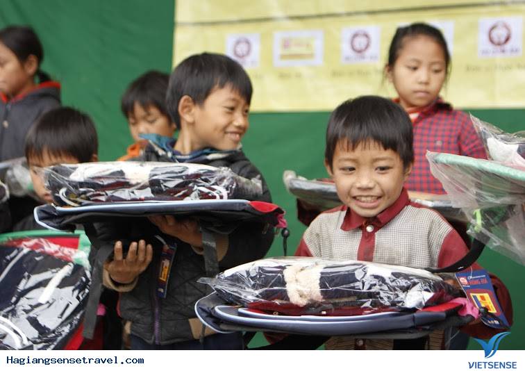 Diễn Viên Hồng Đăng Mang Nụ Cười Lên Cao Nguyên Đá - Ảnh 8 Diễn Viên Hồng Đăng Mang Nụ Cười Lên Cao Nguyên Đá - Ảnh 8