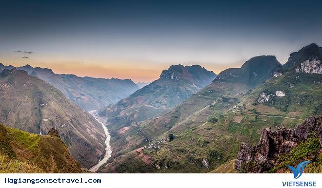 Hà Giang là một trong những điểm đến nổi tiếng của miền Bắc Việt Nam với các cánh đồng lúa bậc thang trên núi, những con suối xanh ngắt và đặc biệt là đội ngũ dân tộc đa dạng và hệ thống thương hiệu ẩm thực đặc sản. Hãy xem ảnh để trải nghiệm vẻ đẹp của Hà Giang.