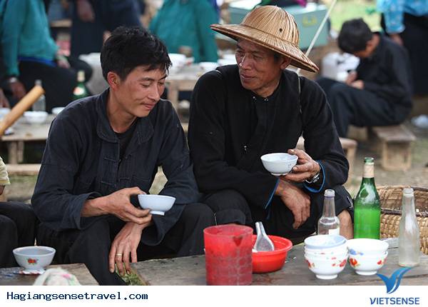 Thưởng thức rượu ngô và các món ăn đặc sản Hà Giang