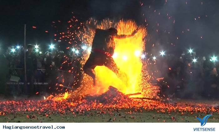 Khám Phá Lễ Hội Nhảy Lửa Pà Thẻn Ở Hà Giang - Ảnh 2 Khám Phá Lễ Hội Nhảy Lửa Pà Thẻn Ở Hà Giang - Ảnh 2