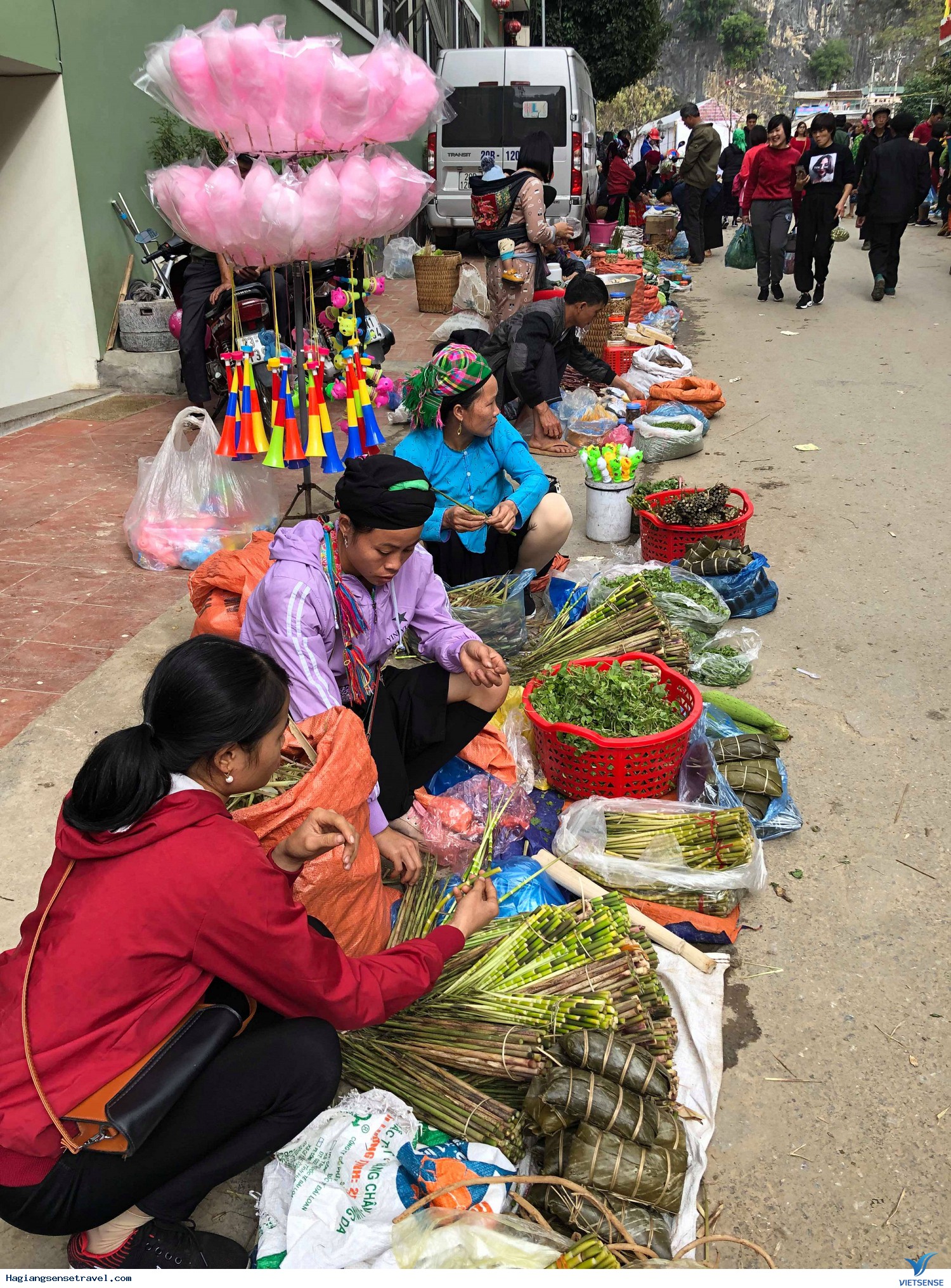 Khám phá vẻ đẹp muôn sắc của chợ phiên Đồng Văn khi đến Hà Giang - Ảnh 3