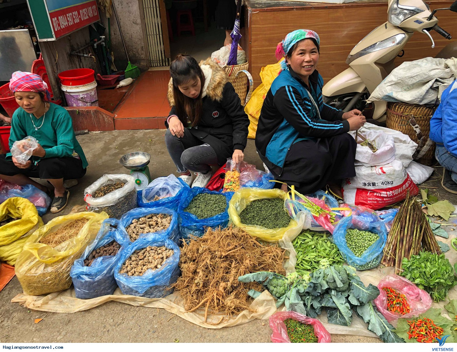 Khám phá vẻ đẹp muôn sắc của chợ phiên Đồng Văn khi đến Hà Giang - Ảnh 2