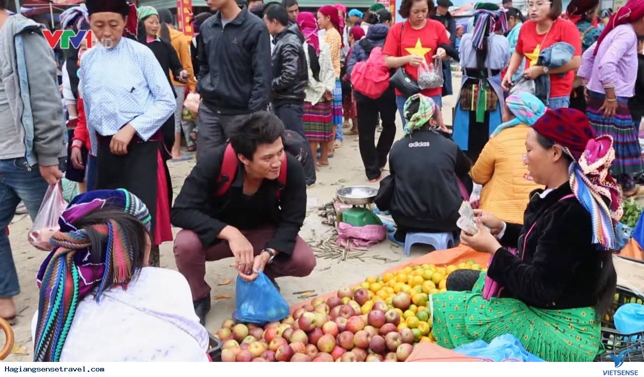 Khám phá vẻ đẹp muôn sắc của chợ phiên Đồng Văn khi đến Hà Giang - Ảnh 1