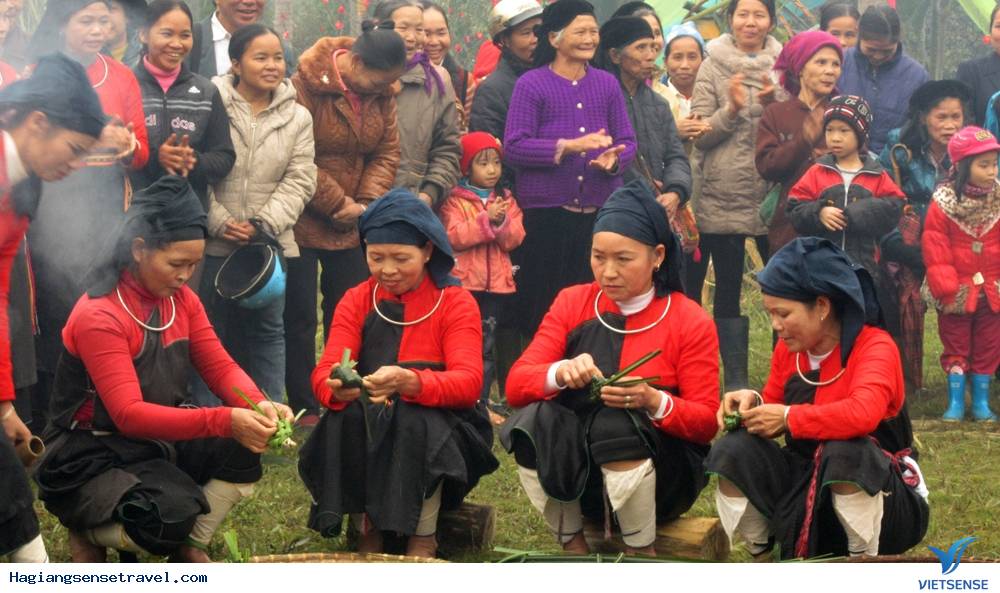 Người Cao Lan với phong tục dán giấy đỏ