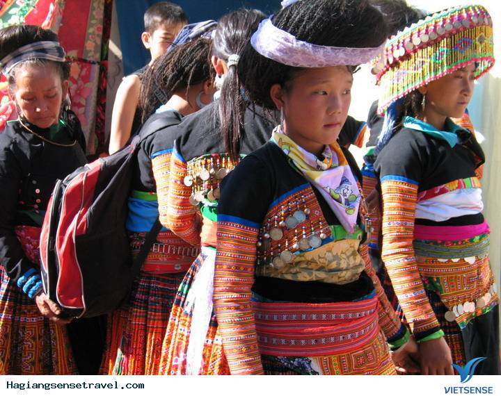 Những trang phục của phụ nữ Mông trên cao nguyên - Ảnh 3 Những trang phục của phụ nữ Mông trên cao nguyên - Ảnh 3