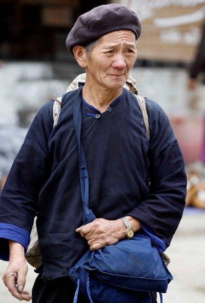 Đàn ông H’Mông phải dậy sớm nấu cơm