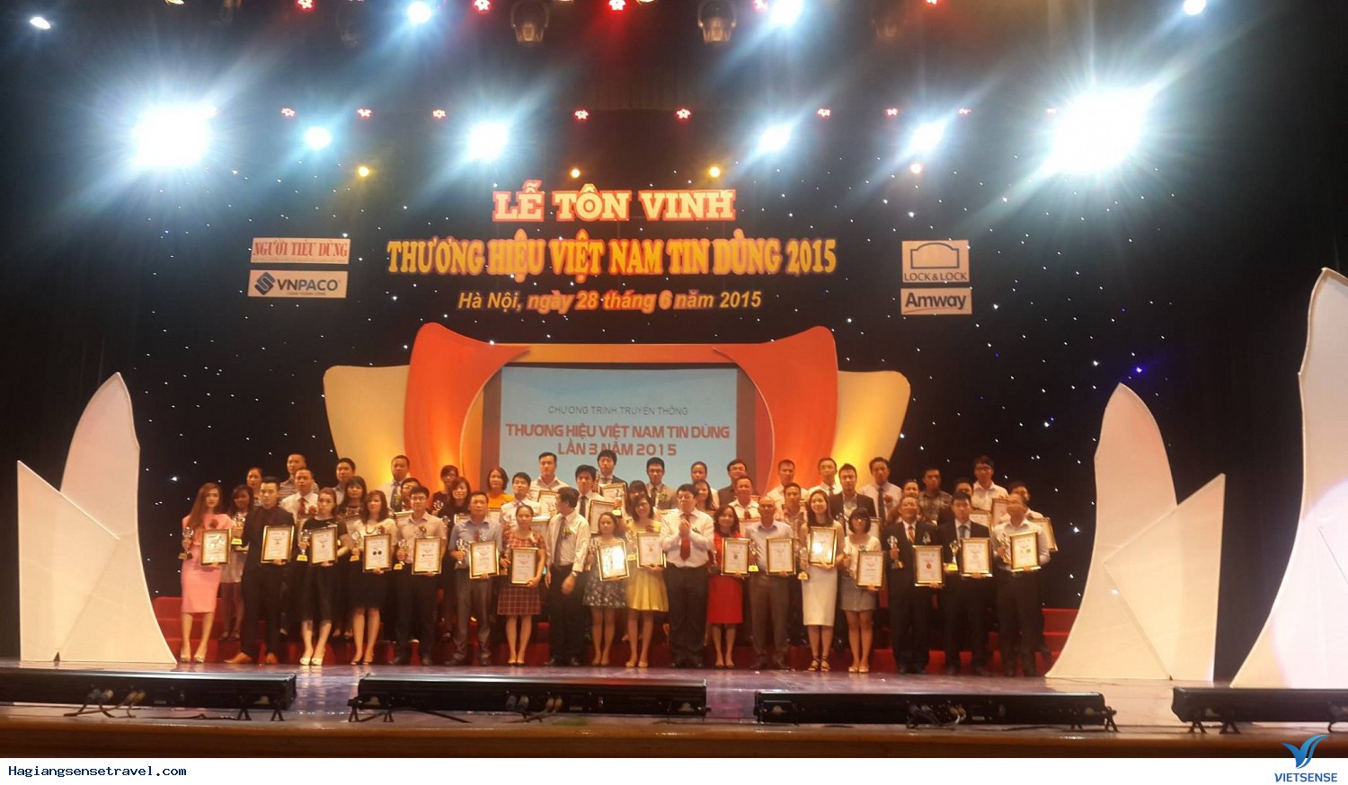 VietSense Travel vinh dự được tôn vinh Thương Hiệu Việt Nam Tin Dùng 2015 - Ảnh 1